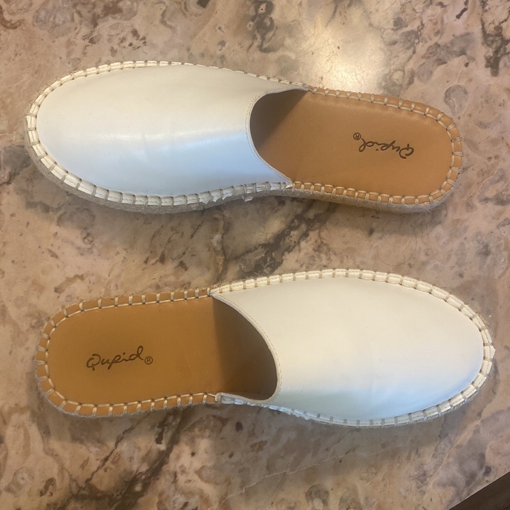 Qupid Size 8 womens white espadrille slides